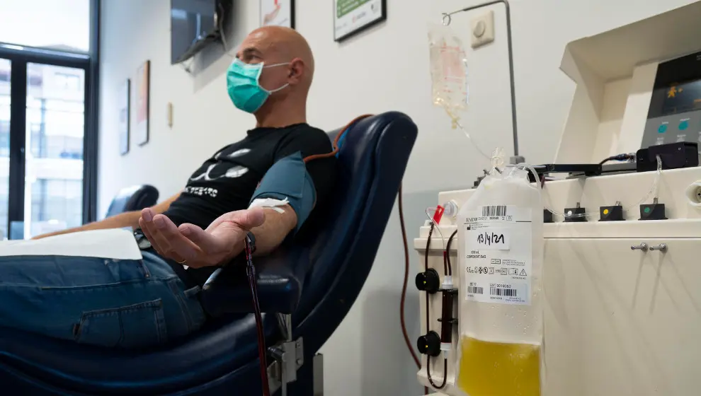 El médico Nacho del Campo donando plasma con anticuerpos COVID 02