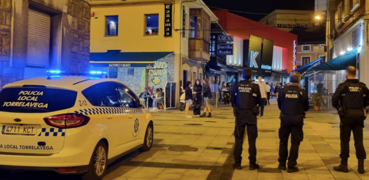 Policía Local de Torrelavega en la Zona de Vinos en una foto de archivo