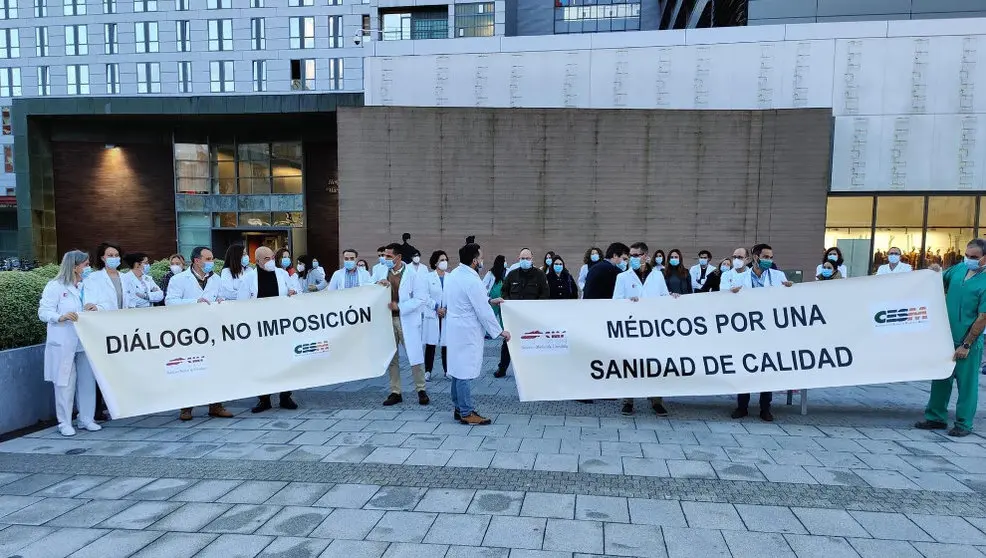 Imagen de los medicos manifestándose en una foto de archivo