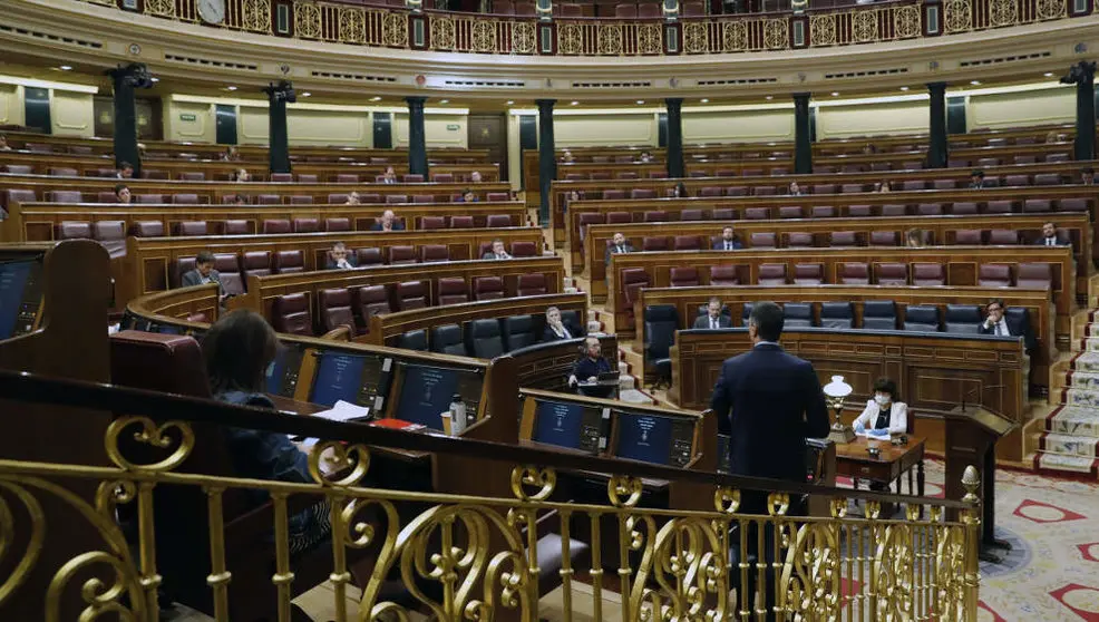 El presidente del Gobierno, Pedro Sánchez, interviene desde su escaño durante un pleno del Congreso