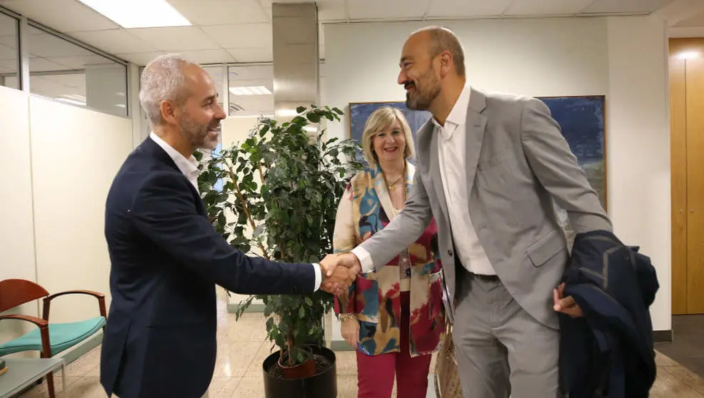 El consejero de Educación, Formación Profesional y Universidades, Sergio Silva, se reúne con el alcalde de Torrelavega, Javier López Estrada. 