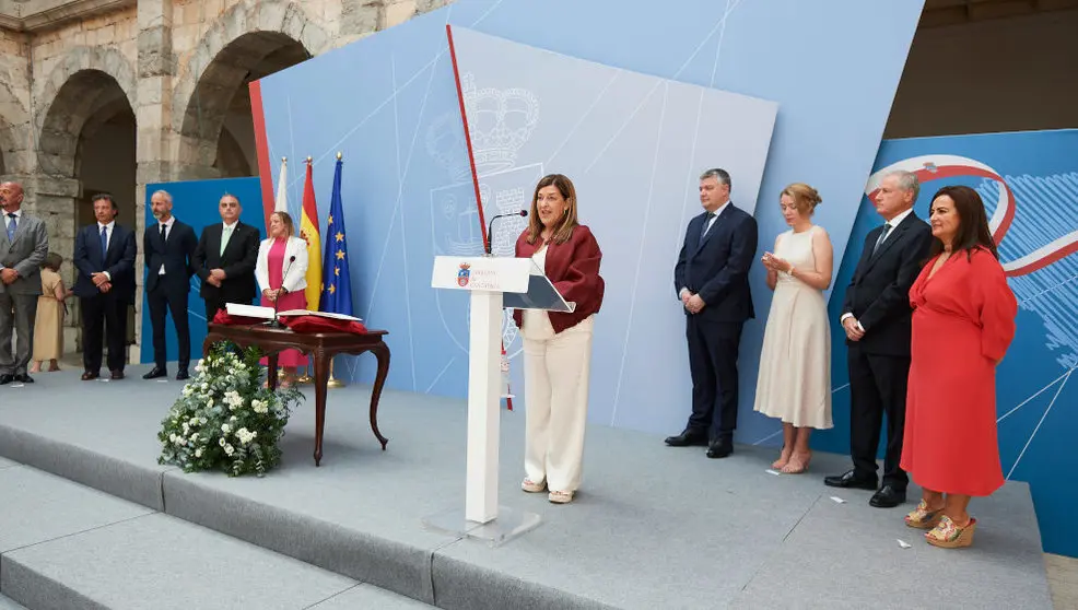 La presidenta del Parlamento de Cantabria, María José González Revuelta, preside el acto de toma de posesión de los nuevos consejeros del Gobierno de Cantabria, en el Parlamento de Cantabria