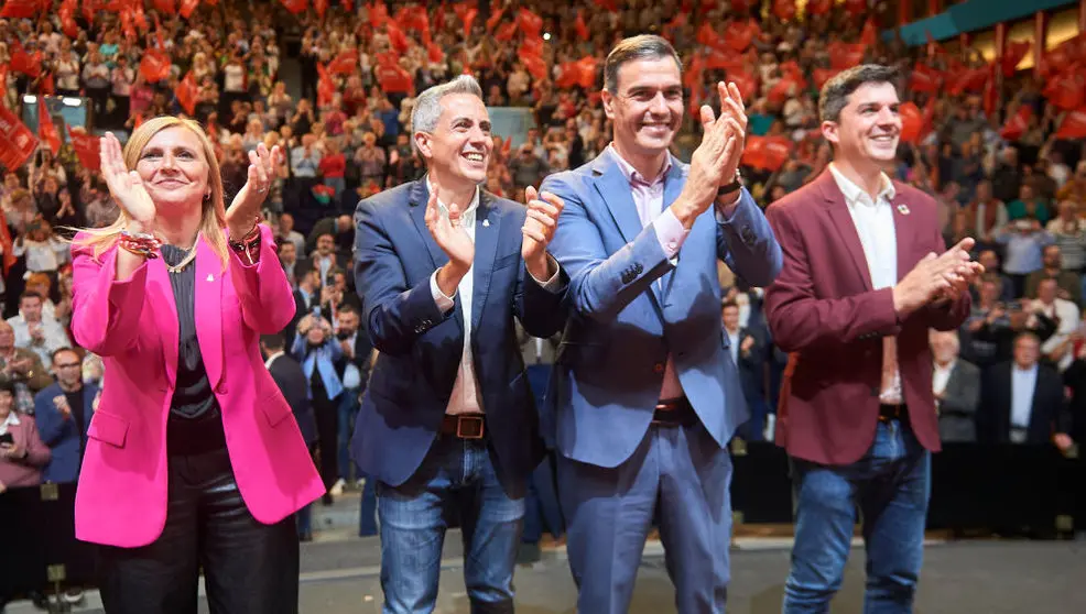 El presidente del Gobierno y líder del PSOE, Pedro Sánchez (tercero por la izda) junto con los candidatos del PSOE a la Presidencia de Cantabria y la Alcaldía de Santander, Pablo Zuloaga (segundo izda) y Daniel Fernández (Derecha), y Noelia Cobo