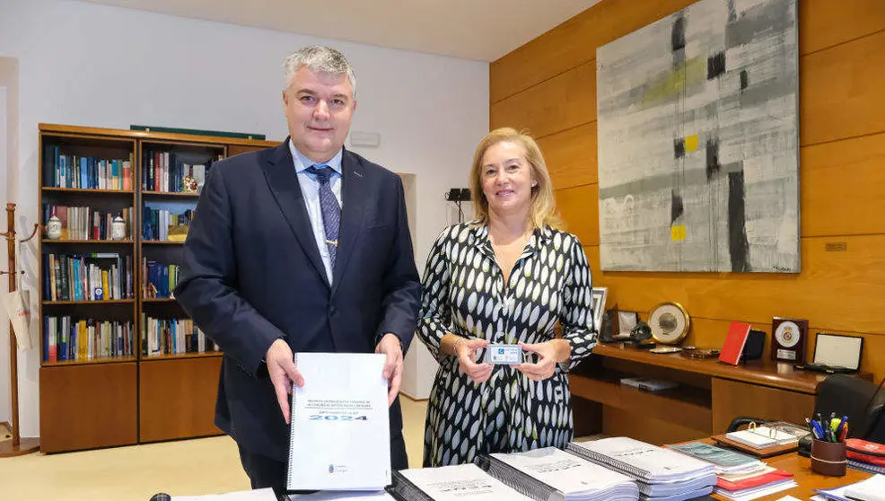 El consejero de Economía, Hacienda y Fondos Europeos, Luis Ángel Agüeros, y la presidenta del Parlamento regional, María José González Revuelta, con el proyecto de Ley de Presupuestos Generales de Cantabria para 2024