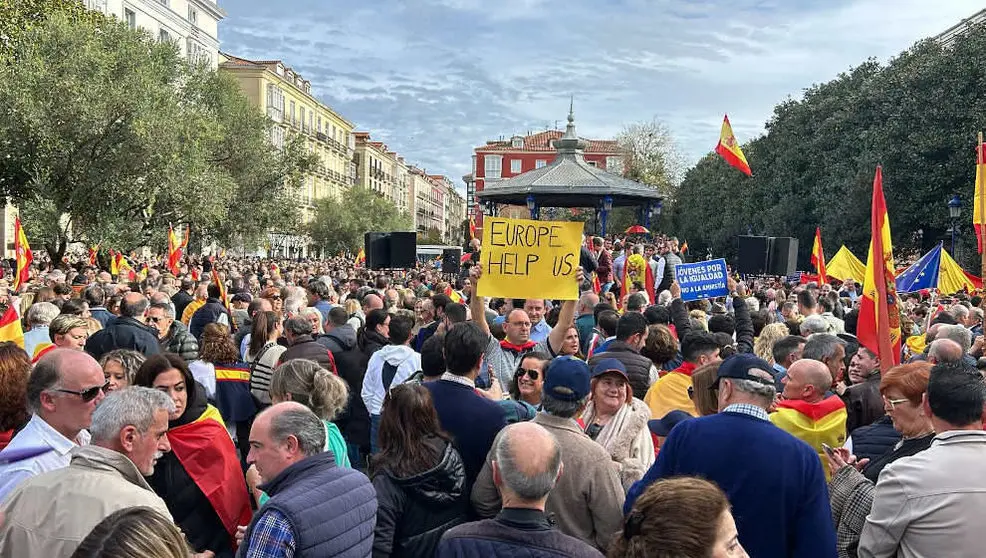 Concentración en contra de la amnistía en la Plaza Pombo | Foto- eldiariocantabria