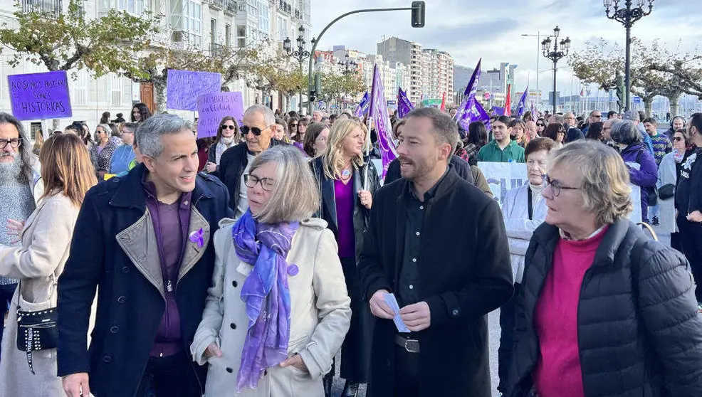 Miembros del PSOE en la manifestación del 25N en Santander