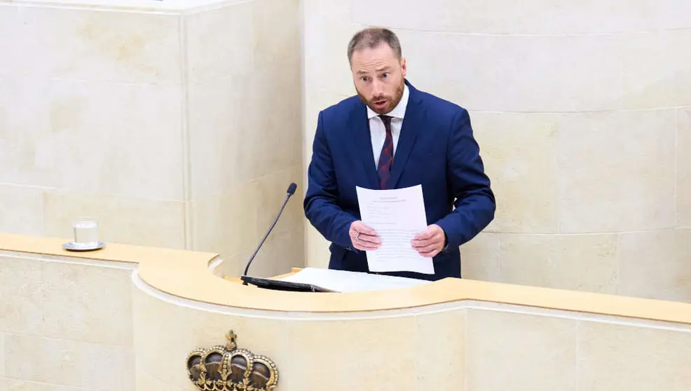 El diputado del PSOE Jorge Gutiérrez interviene durante un Pleno, en el Parlamento de Cantabria