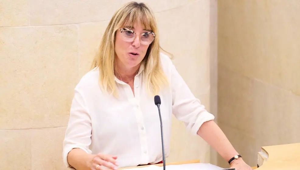 La Consejera De Empleo Y Políticas Sociales, Eugenia Gómez De Diego, interviene durante la sesión del primer Pleno de legislatura, en el Parlamento de Cantabria