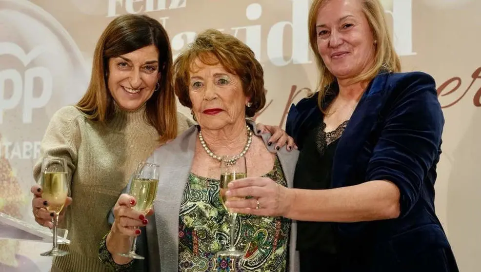 De izquierda a derecha- La presidenta de Cantabria y del PP autonómico, María José Sáenz de Buruaga; Sofía Juaristi, 'Afiliada relevante 2023', y la secretaria autonómica del partido, María José González Revuelta