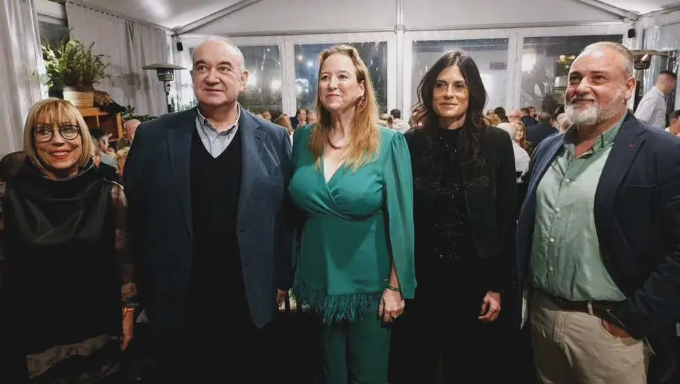 El presidente de Vox en Cantabria, Emilio del Valle, entre las diputadas Natividad Pérez y Leticia Díaz, durante la cena de Navidad del partido | Foto- Facebook Grupo Parlamentario Vox