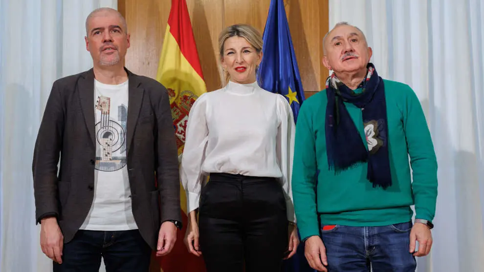 El secretario general de CCOO, Unai Sordo; la vicepresidenta segunda y ministra de Trabajo y Economía Social, Yolanda Díaz y el secretario general de UGT, Pepe Álvarez