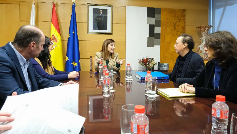 La presidenta del Gobierno de Cantabria, María José Sáenz de Buruaga, con representantes de la Asociación Cántabra de Afectados por la Ley de Costas