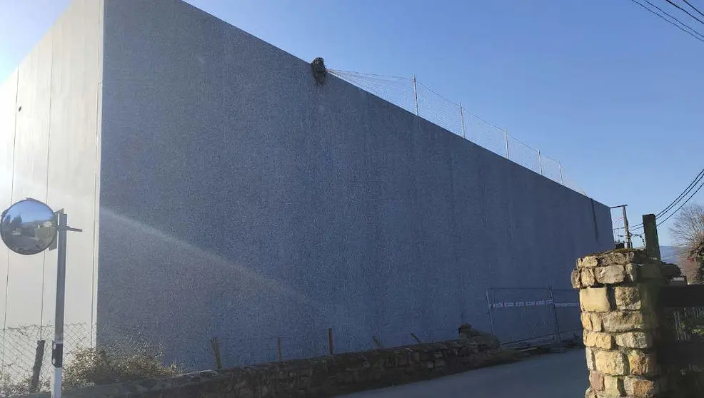 Edificio en Alceda objeto de crítica por parte de Cantabristas