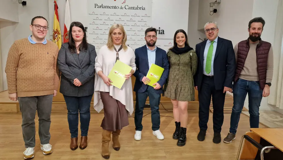 El PRC y Juventudes Regionalistas registran en el Parlamento un proyecto de Ley de Juventud