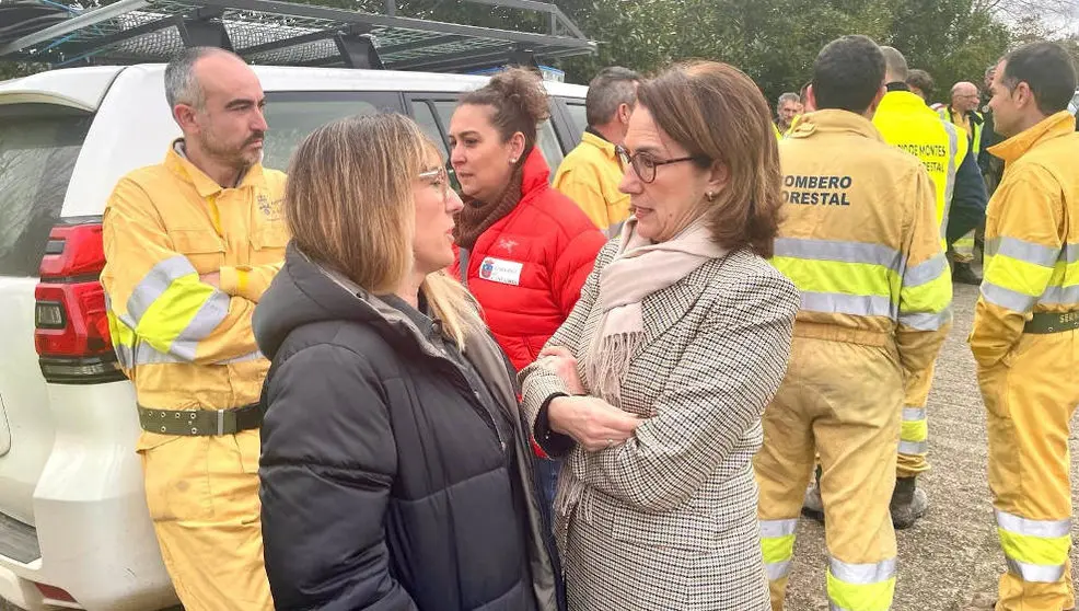 La delegada del Gobierno en Cantabria, Eugenia Gómez de Diego (izda), y la directora general de Biodiversidad, Bosques y Desertificación del MITECO, María Jesús Rodríguez, durante su visita a la sede de la BRIF de Ruente