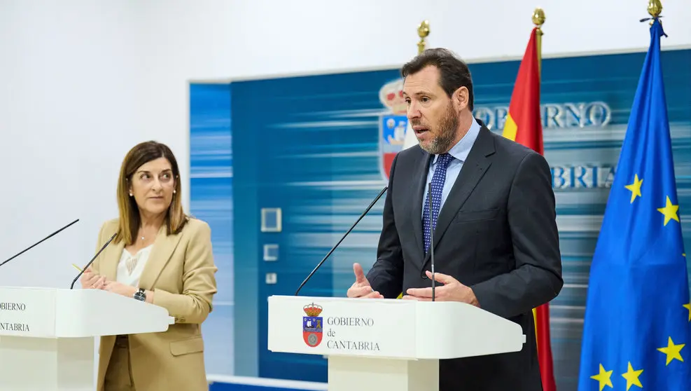 El ministro de Transportes y Movilidad Sostenible, Óscar Puente, y la presidenta de Cantabria, María José Sáenz de Buruaga, ofrecen una rueda de prensa tras una reunión Oscar puete FOTO- Juanma Serrano