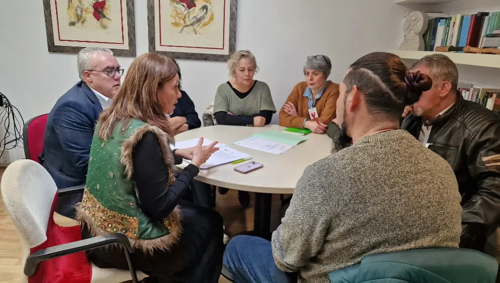 Los diputados regionalistas Paula Fernández y Pedro Hernando reunidos con representantes de los trabajadores del servicio de limpieza de Valdecilla