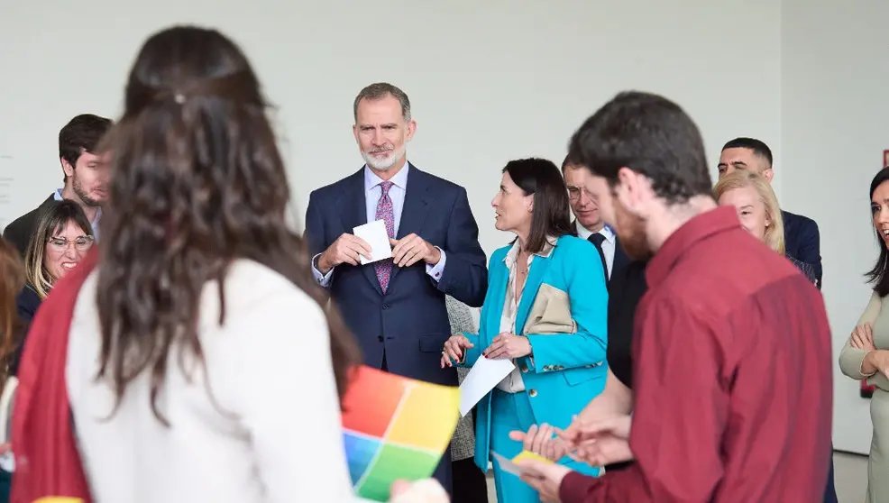 El Rey Felipe VI asiste a una talent session en el Centro Botín junto a 20 jóvenes