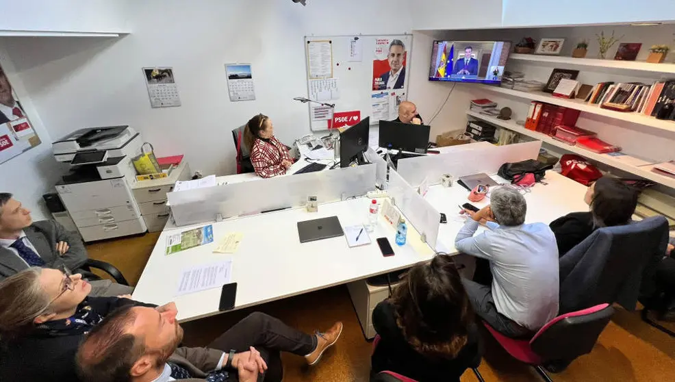 Los socialistas de Cantabria siguiendo la declaración institucional de Pedro Sánchez.