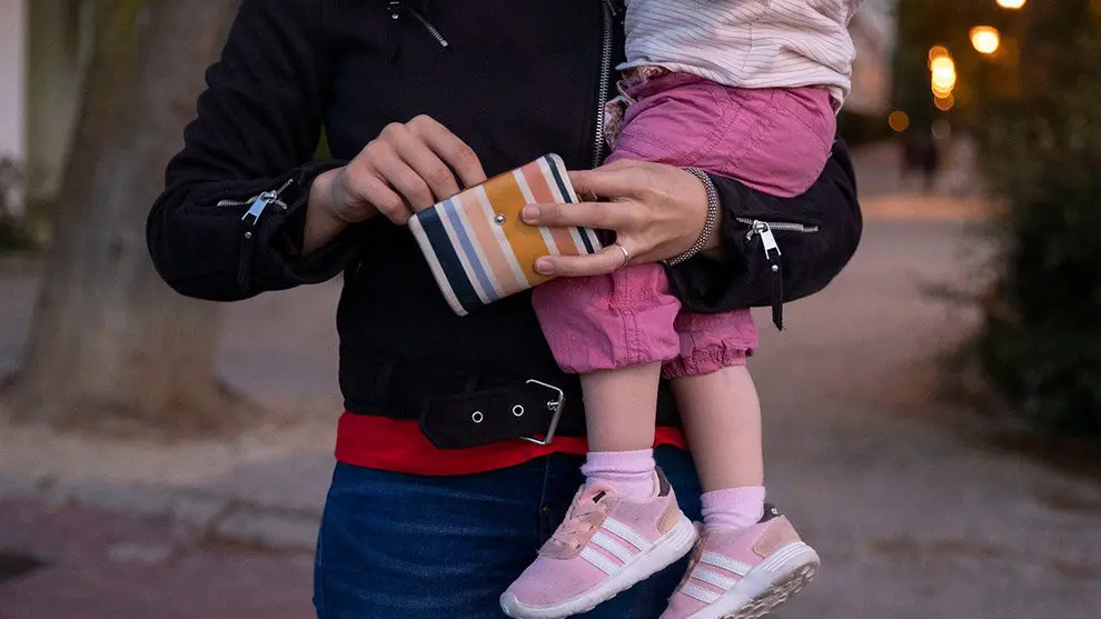 Una madre con su hija en brazos