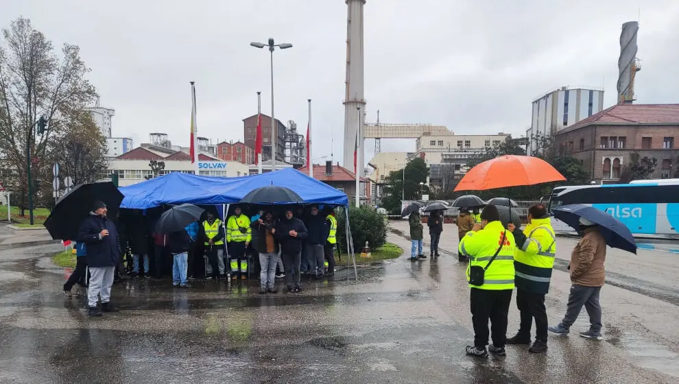 Concentración de los trabajadores de la logística de Solvay | Foto- UGT de Archivo