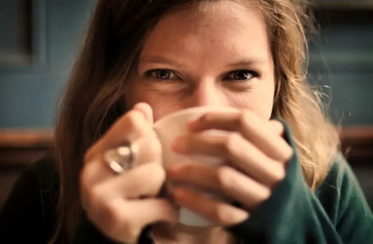 Una mujer bebiendo a té