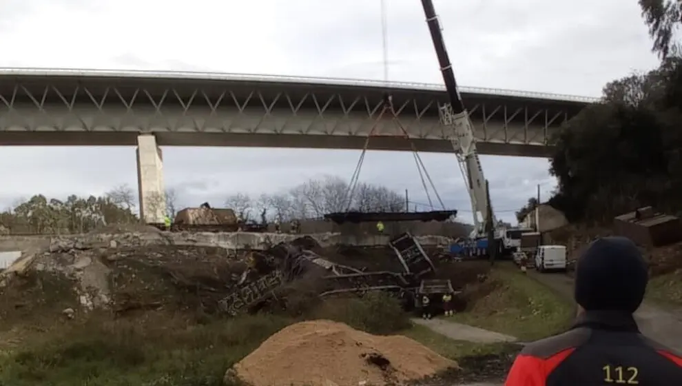 Reabierto al tráfico el tramo de la carretera une Pesués y Puente cerrado por el descarrilamiento