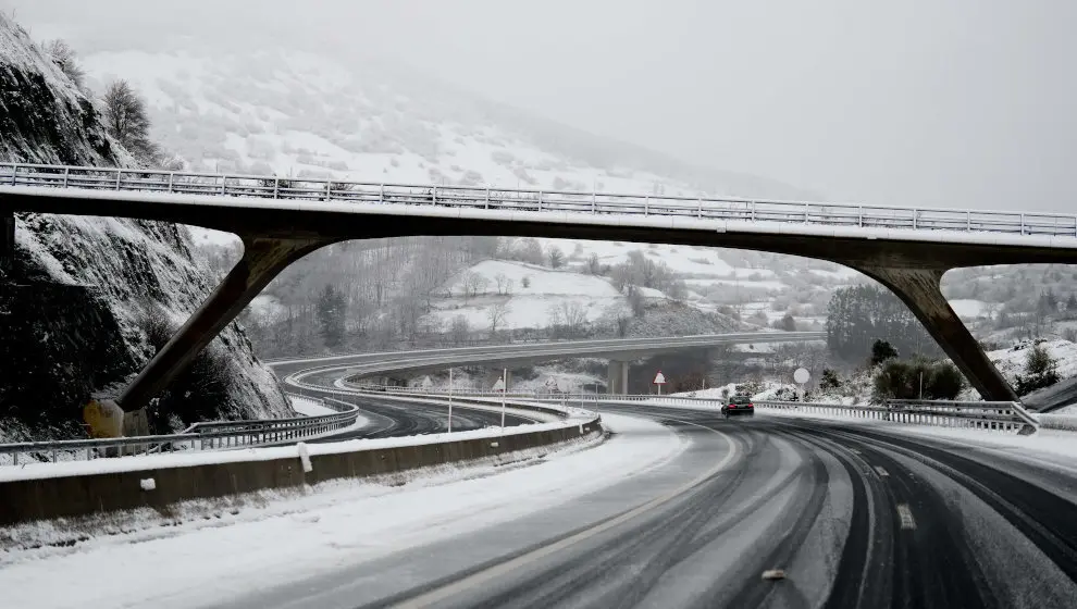 Una carretera cubierta por la nieve