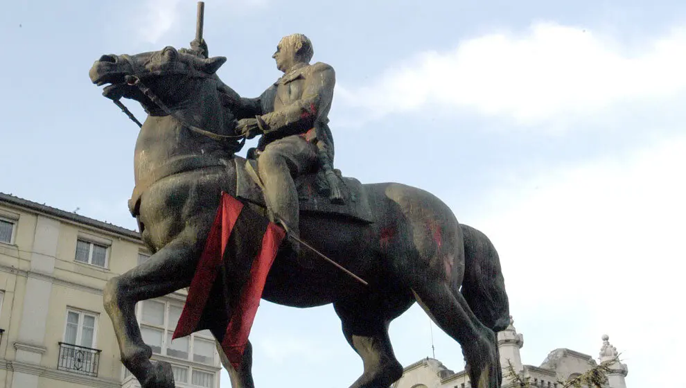 Estatua de Franco en la ciudad