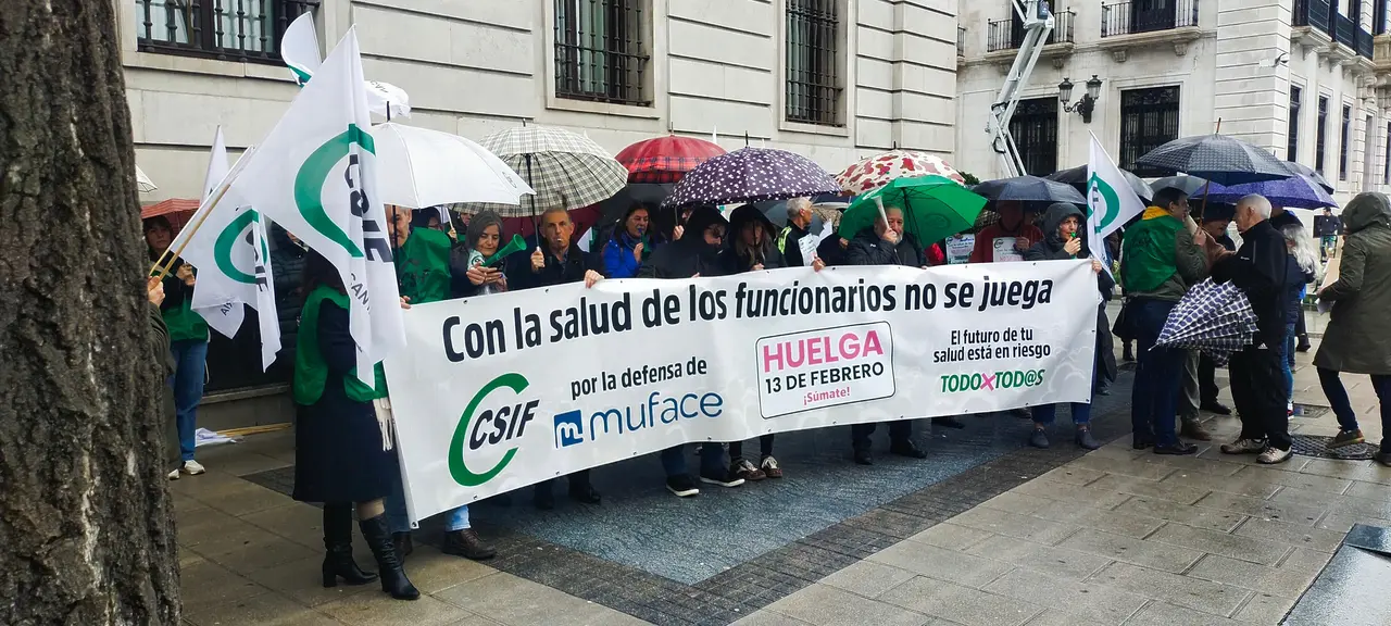 Un centenar de funcionarios se concentran en Santander en defensa de MUFACE