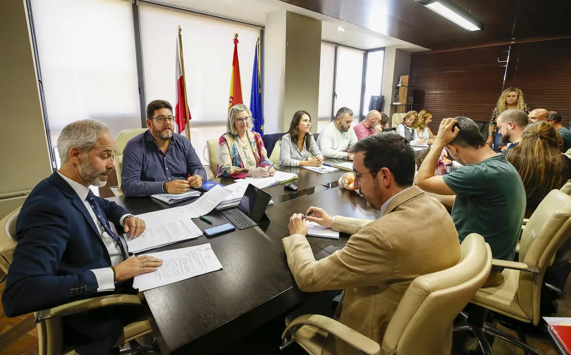 El consejero de Educacion se reúne con la Junta de Personal Docente. Foto de archivo