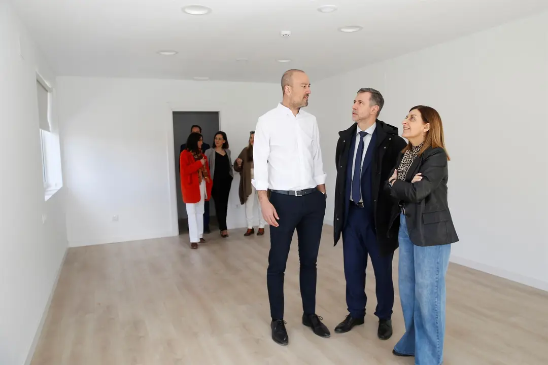 La presidenta de Cantabria, María José Sáenz de Buruaga, ha visitado las instalaciones del albergue junto al alcalde de Torrelavega, Javier López Estrada, y el consejero de Cultura, Turismo y Deporte, Luis Martínez Abad