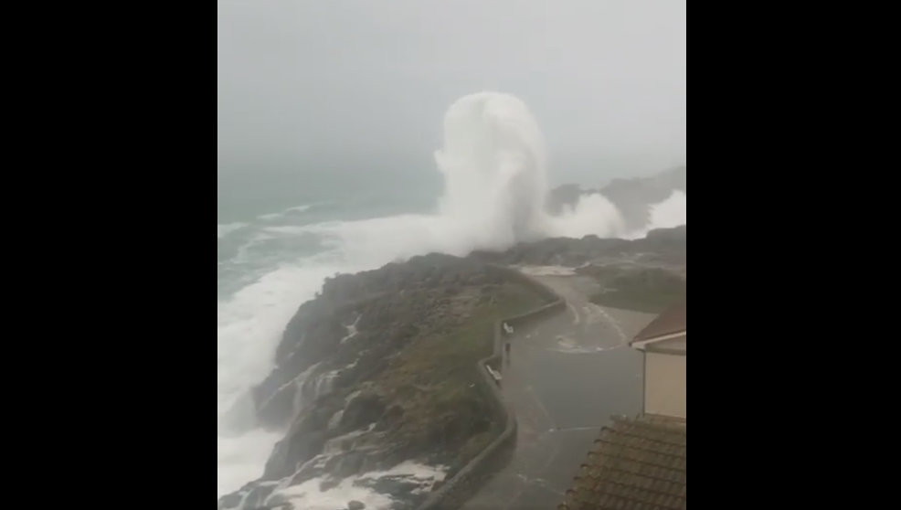 El temporal en Castro Urdiales ha llevado el agua hasta las casas cercanas a la costa