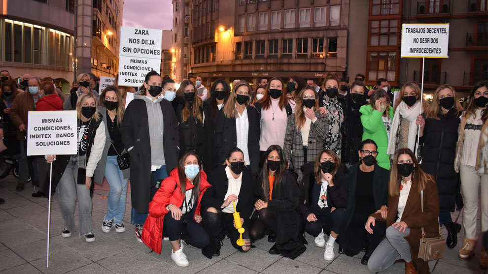 Concentración en la Plaza Mayor de Torrelavega tras el anuncio del cierre de Zara