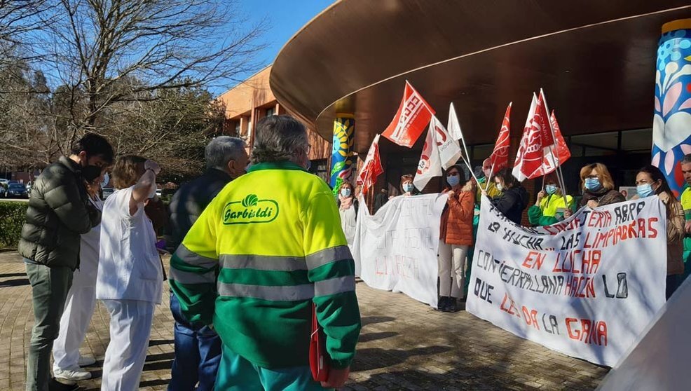 Protesta de la plantilla de limpieza de Sierrallana