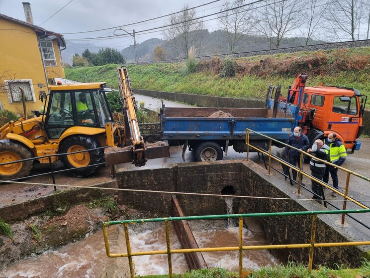 Urraca visita retirada sedimentos arroyos