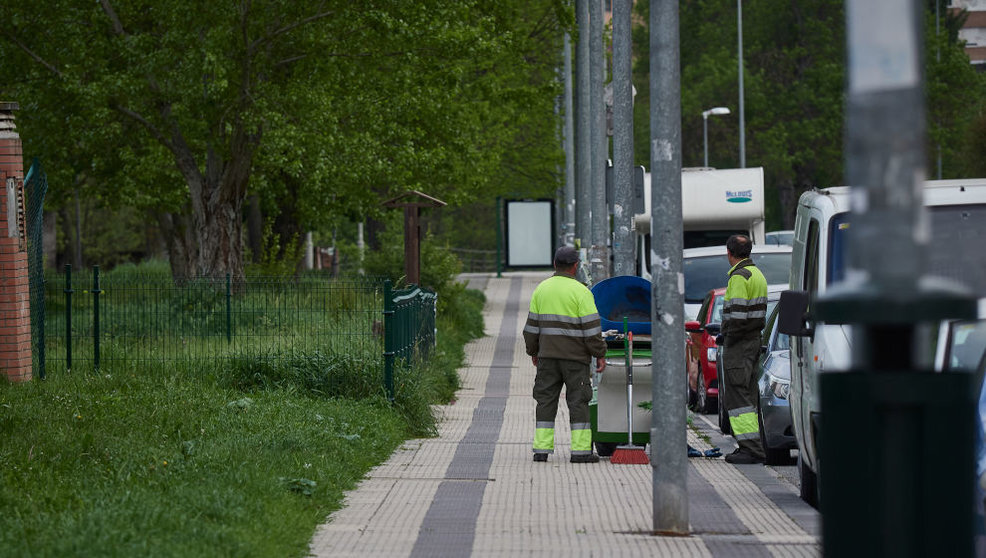 Operarios de limpieza limpian las calles