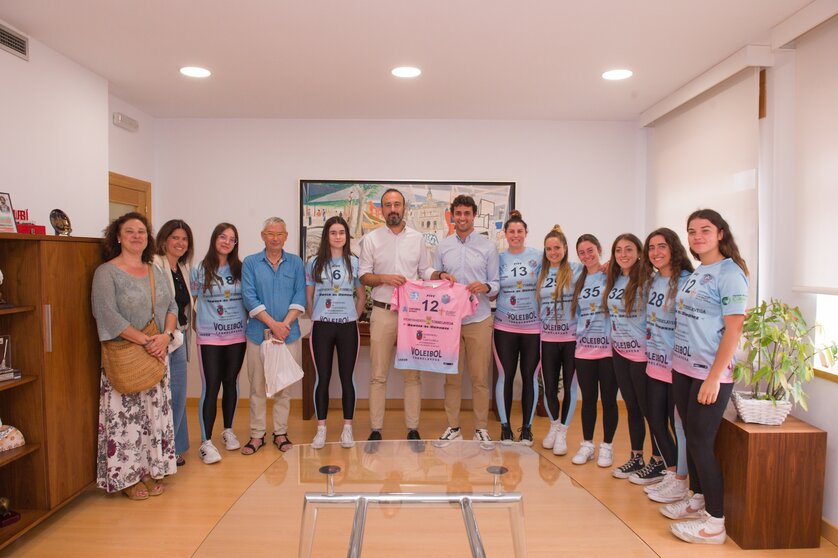 El alcalde de Torrelavega en funciones, Javier López Estrada, recibe all Voleibol Torrelavega por su ascenso a Primera Nacional Femenina Torrelavega por su ascenso a Primera Nacional Femenina