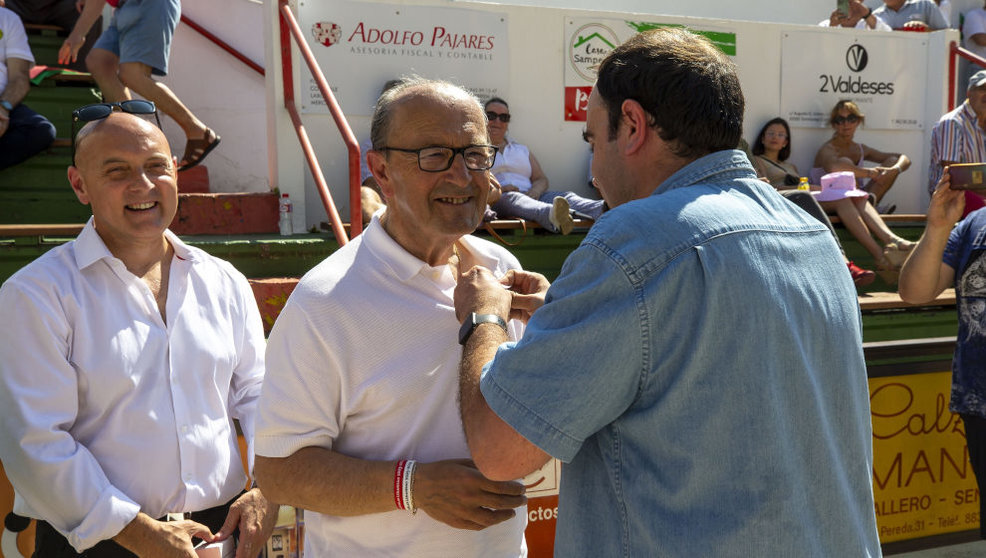 El Consejero recibe la insignia de oro