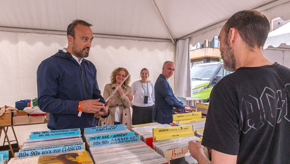 El alcalde, Javier López Estrada, en la Feria del Vinilo de Torrelavega