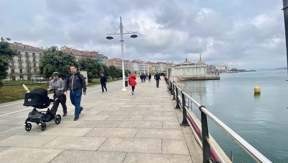 Gente paseando por Santander