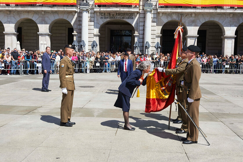 Archivo - Una mujer jura bandera en Santander en 2022