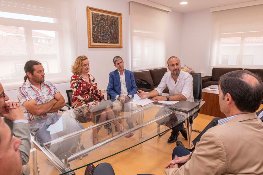 El alcalde, Javier López Estrada, recibe al nuevo Comité Ejecutivo de la Cámara de Comercio de Torrelavega