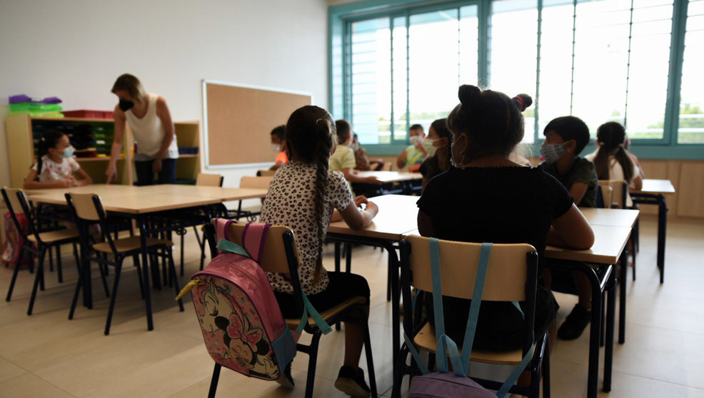 Una profesora junto con alumnos de Educación Primaria