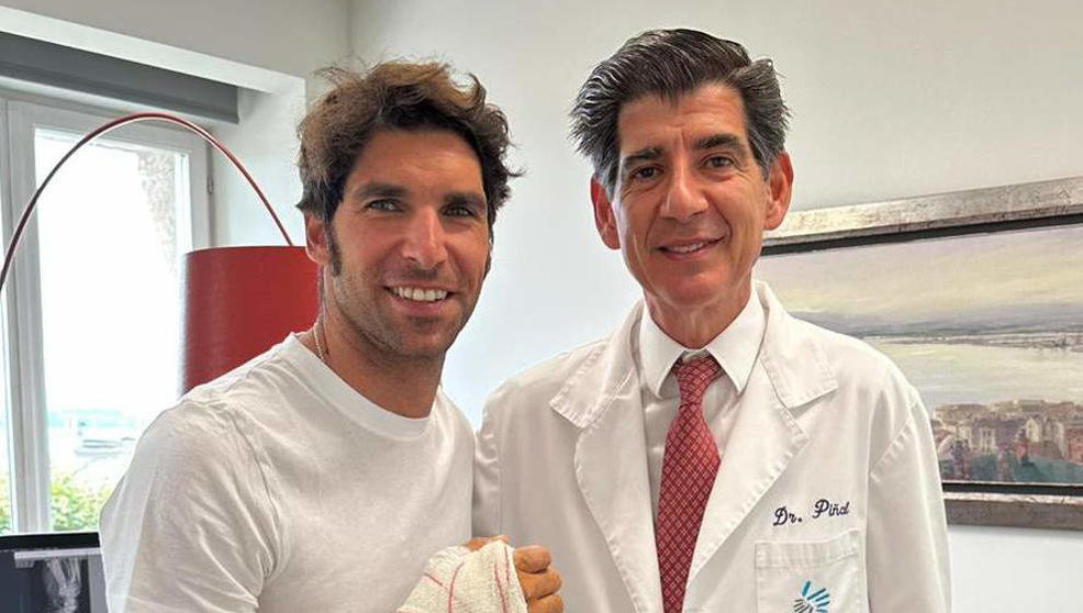 Cayetano Rivera junto al doctor Piñal