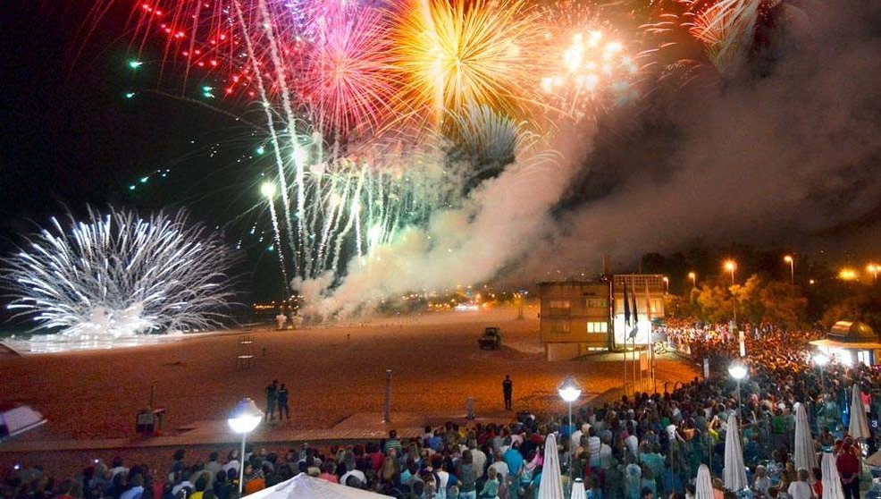 Fuegos artificiales en la Semana Grande de Santander por Santiago Apóstol