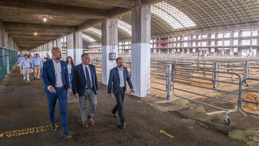 El consejero de Fomento, Roberto Media, visita el Mercado Nacional de Ganados (MG) junto al alcalde y al primer teniente de alcalde, Javier López Estrada y José Luis Urraca