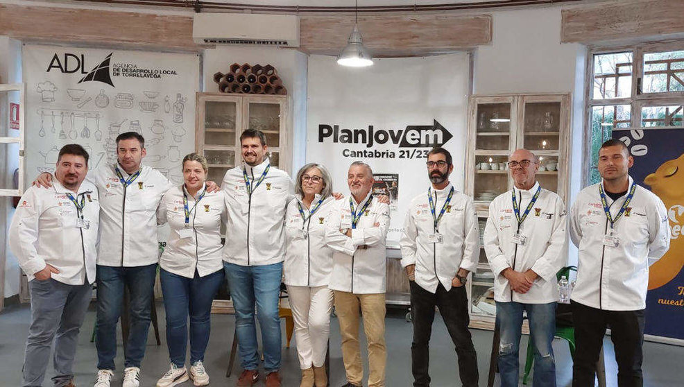 Podio del VIII Concurso de Cocineros de Cantabria Nacho Basurto, con los ganadores en el centro