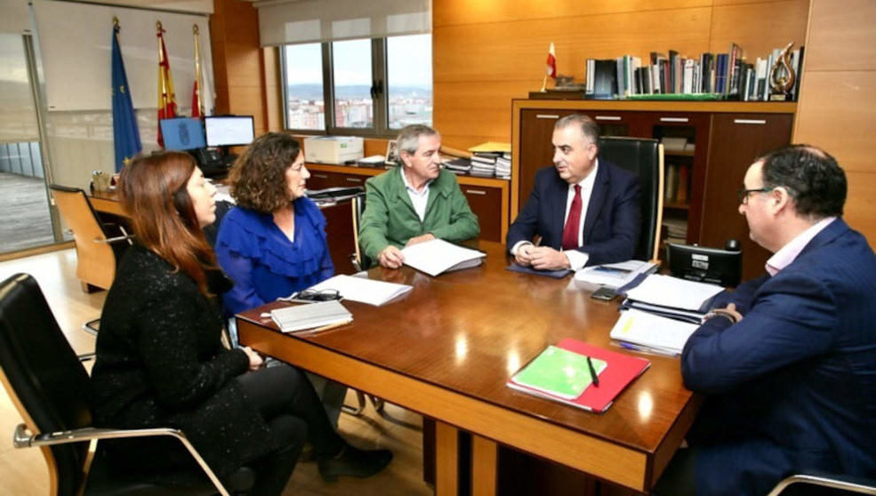 El consejero de Fomento, Roberto Media, en la reunión mantenida con el alcaldes de Suances, , Andrés Ruiz Moya.