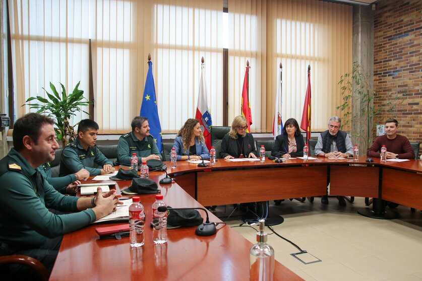 Reunión de la Comisión Local de Seguridad de Polanco celebrada bajo la presidencia de la delegada del Gobierno, Ainoa Quiñones, y la alcaldesa, Rosa Díaz Fernández